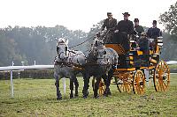 Photo n 51037&#10;La tradition aux courses du Pin au Haras. 2021 &#10;Patrice BIGET avec un Grand Break de chasse attel  une paire de Percherons
Photo Nadine TOUDIC&#10;Affiche 7 fois&#10;Ajoute le 13/10/2021 11:35:03 par Nadinetoudic&#10;&#10;--> Cliquer pour agrandir <--