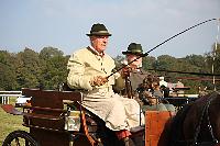 Photo n 51055&#10;La tradition aux courses du Pin au Haras. 2021 &#10;Philippe LAMERANT avec un Demi-tonneau wagonnette attel  un Oldenburg
Photo Nadine TOUDIC&#10;Affiche 8 fois&#10;Ajoute le 13/10/2021 11:47:47 par Nadinetoudic&#10;&#10;--> Cliquer pour agrandir <--
